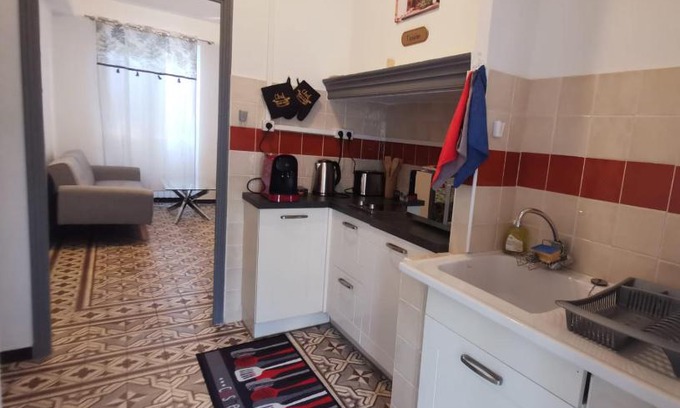Carpentras Apartamento | Petit appart entier au cœur des REMPARTS - Netfix et connection fibre gratuits