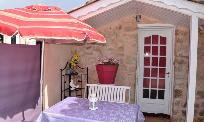Ampus Apartamento | Petit Cabanon Independent apartment with beautiful summer kitchen