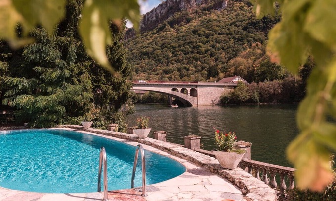 Thoirette Otro | Petit chateau Amélie