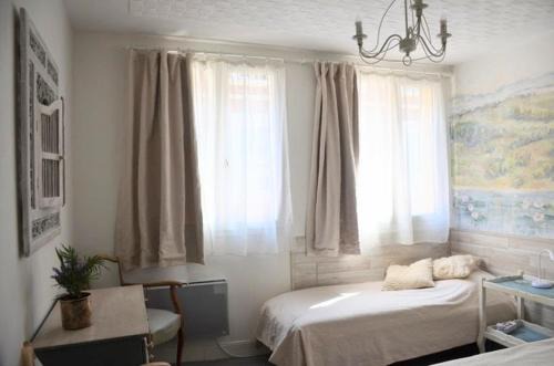 Bernay Casa | Petite chambre avec 2 lits dans maison d'artiste centre ville