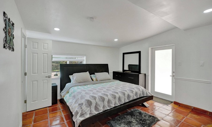 Ives Estates Apartamento | Petite Houze W/ WI-FI and Parking