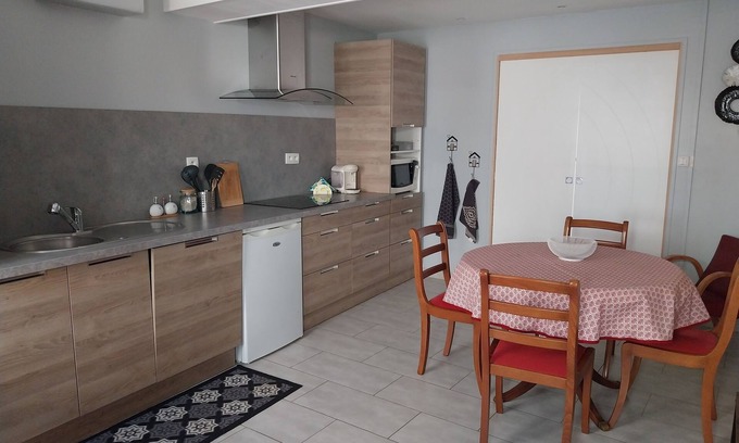 Ligny-le-Chatel Casa | Petite Maison Dans le Chablisien