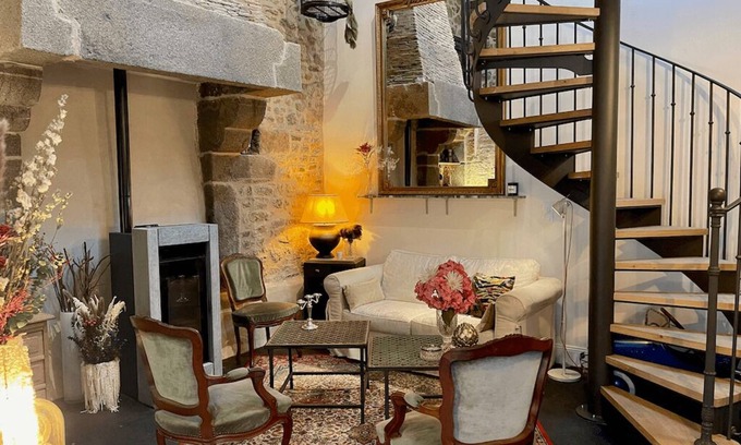 Combourg Casa | Petite Maison Darrière-cour au Pied du Château