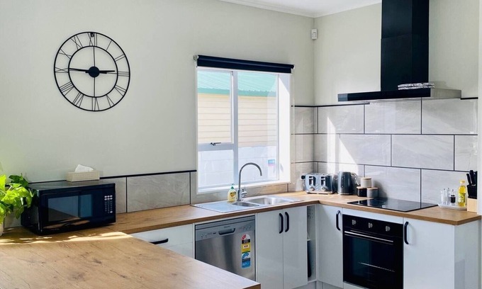 Petone Casa | Petone Beach - Entire Villa & Optional Sleep-Out