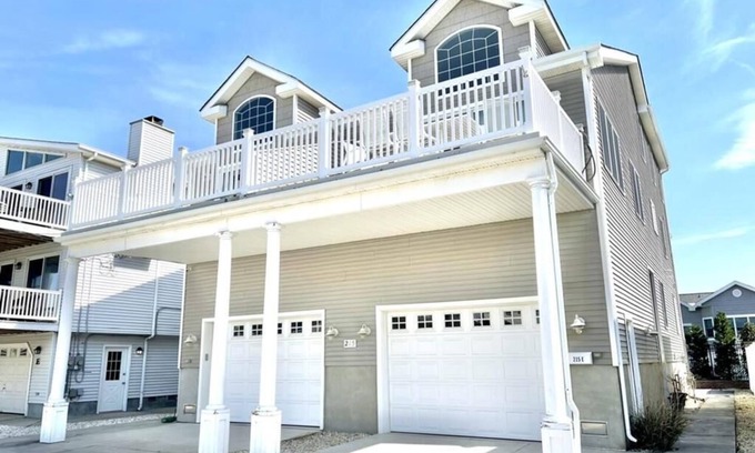 Sea Isle City Casa | Pets Accepted! Delightful 4 bedroom located 2 blocks from the beach!