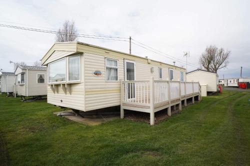 Heacham Chalet De Esquí | pets go free family 3 Bed Caravan with Decking