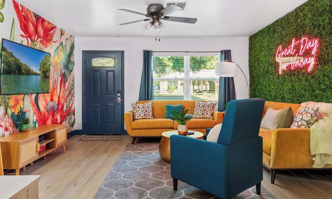 Crystal River Casa | Pets OK! Heated Pool mins to 3 Sisters Spring!