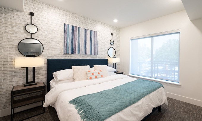 Walnut Creek Apartamento | Pets Stay Free King Bed Walk to Downtown Garage Parking Elevator