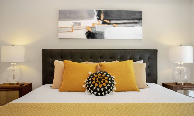 Walnut Creek Apartamento | Pets Stay Free Private Terrace Elevator King Beds In-Unit W/D