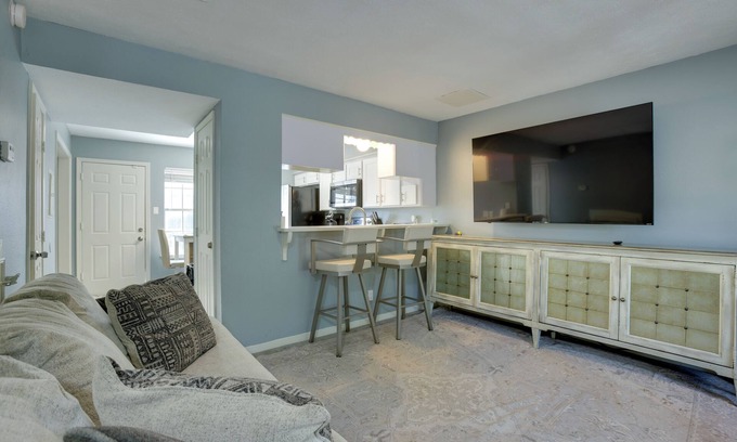 Humble Casa | Pets Welcome! Humble Townhome 4 Mi to Airport