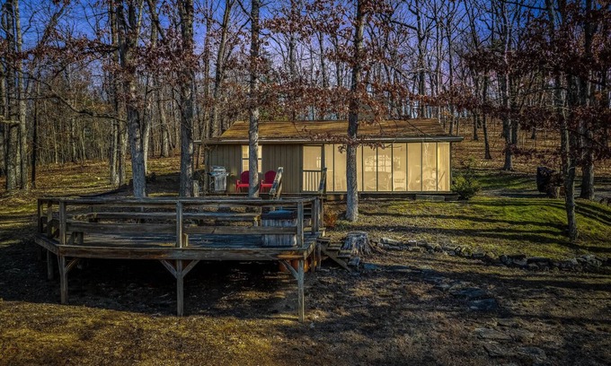 Berkeley Springs Cabina | Pets | Wifi | Pond | Fireplace | Deck | Grill | Screen Porch |Private