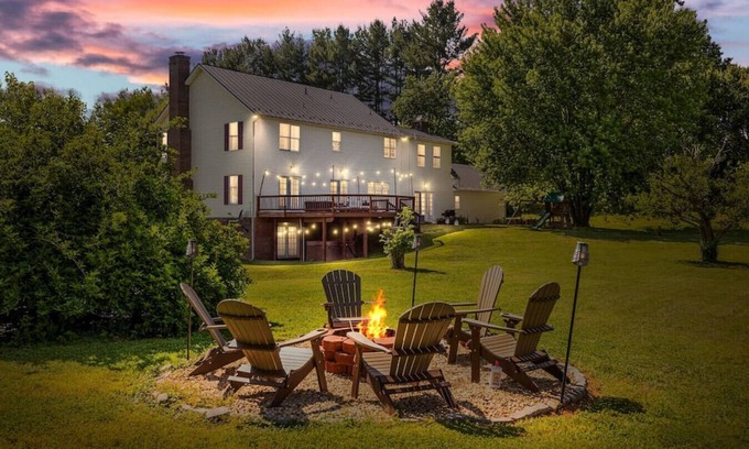 Lakeview Casa | Pets? YES! Hot Tub ★ Gym ★ Firepit ★ Game Room ★ Path to Winery