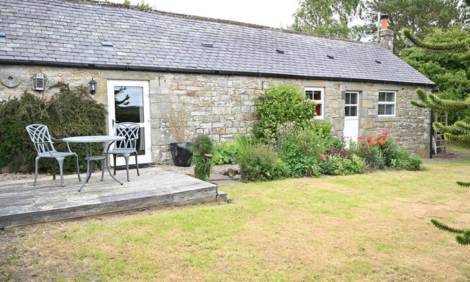 Hallington Cabaña | PETTY KNOWES COTTAGE, pet friendly, with hot tub in Otterburn