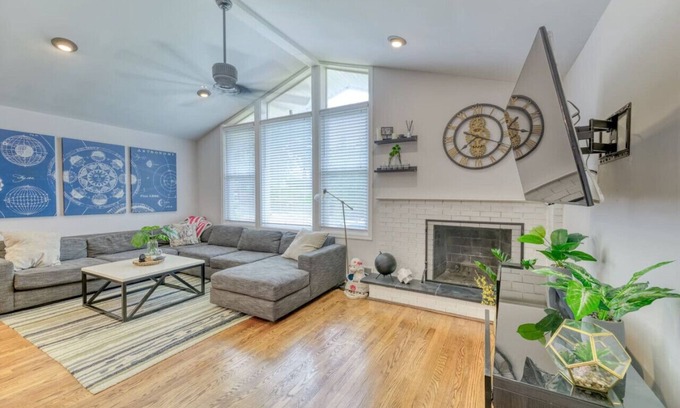 Capitol View Casa | Pewter Palace - Modern Bungalow with Free Parking