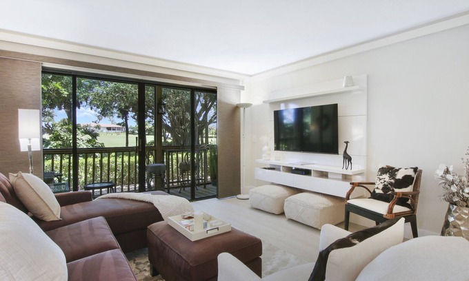 Hunt Club Condominio | Golf Views - Pool - Walk to PGA Resort - Dog Friendly!