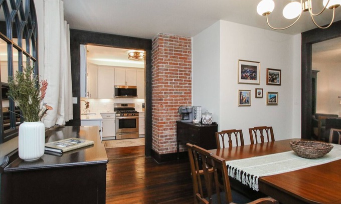 Pittsburgh Casa | PGH City Home - Lovely 3 BR, 1.5 BA, Sleeps 7+ w/ Ultra Suited Location