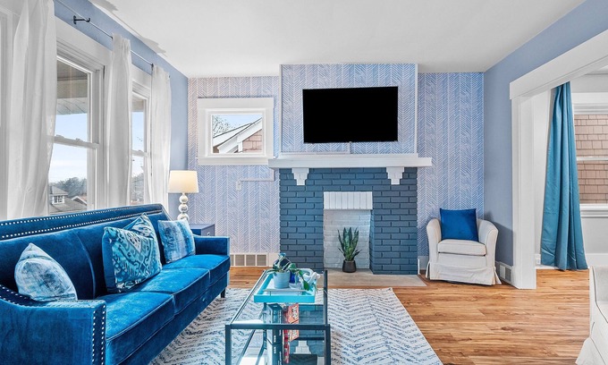 Brookline Casa | PGH Sapphire |Charming Design |Parking |10min from DT