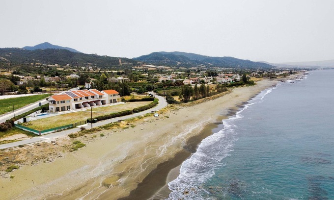 Universal Villa | Phaedrus Living Beachfront Villa Merenda