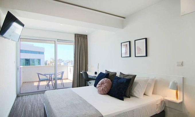 Acropolis Apartamento | Phaedrus Living: Luxury Suite Nicosia 505