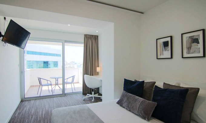 Acropolis Apartamento | Phaedrus Living: Luxury Suite Nicosia 506