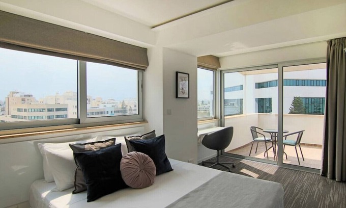 Acropolis Apartamento | Phaedrus Living: Luxury Suite Nicosia 507