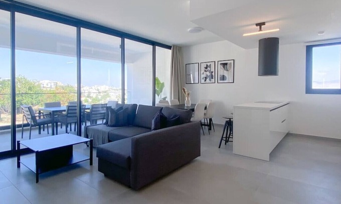 Aglantzia Apartamento | Phaedrus Living: White Hills Suites Panoramic View