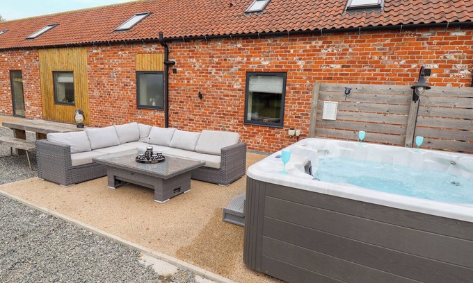 Mappleton Cabaña | PHEASANT'S ROOST, pet friendly, with hot tub in Burton Pidsea