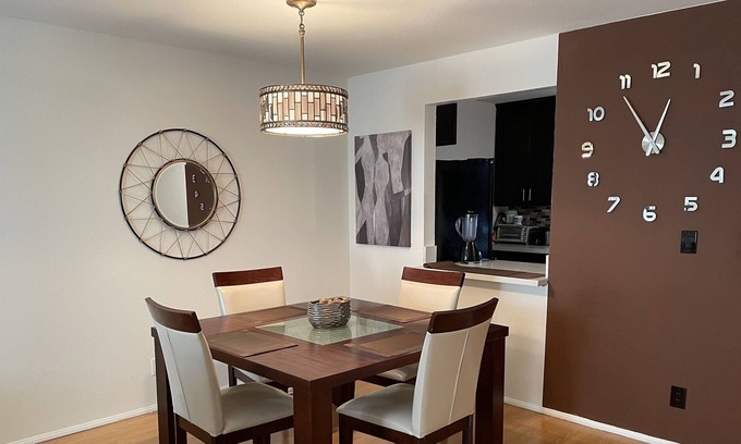 Downtown Apartamento | Phenomenal 2BD 2Bath 2-parking Apartment in the heart of Glendale