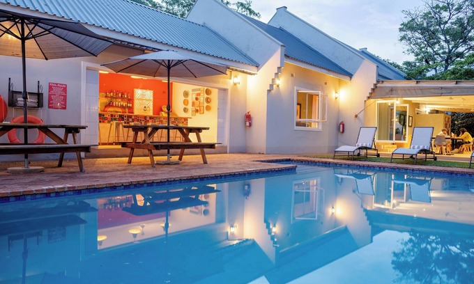Victoria Falls Cabina | PheZulu Guest Lodge