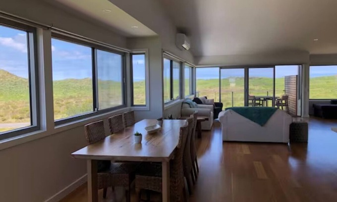 Surf Beach Casa | Phillip Island. 1 to 16 people. Linens included. Fast WiFi. 2 mins walk to beach