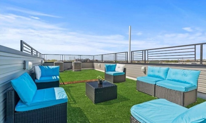 South Philadelphia Apartamento | Philly Skyline View Home w/ Hot Tub & Games