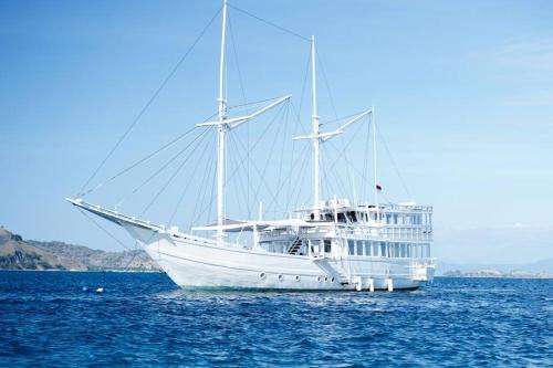 Labuan Bajo Alquiler De Eote | Phinisi charter in Labuan Bajo