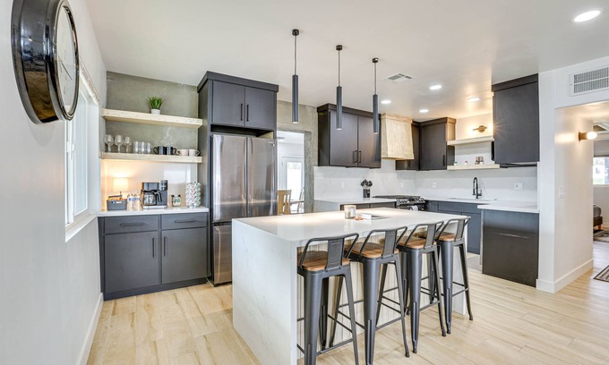 Camelback East Casa | Phoenix Home: Pool, Hot Tub, Putting Green + More!