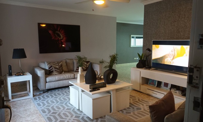 Yolanda Morales Apartamento | Piantini la mejor zona , 3 habitaciones , 5 camas , Wifi rapido , A/C , cable