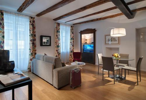 Historic Centre Apartamento | Piazza Vittorio Suites