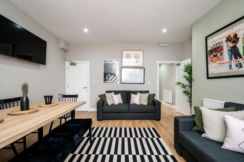 Georgian Quarter Apartamento | Picasso's Place Sleeping 9 Guests
