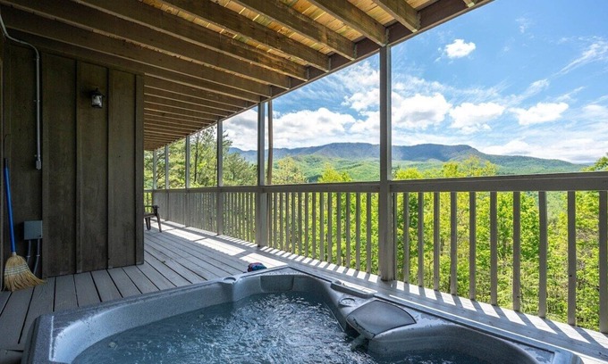 Gatlinburg - Pigeon Forge Cabina | Pickle Ball! Shuffleboard! Arcade! Hot Tub! Retro Nintendo! Fireplace! Views!