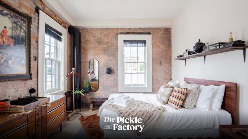 Covington Apartamento | Pickle Factory - Cigars and Bourbon Rustic One Bedroom
