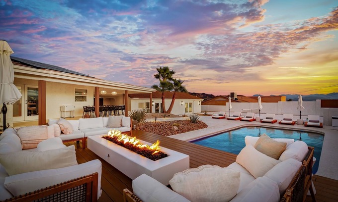 Lake Havasu City Casa | Ultimate Vacay Resort, sleeps 28, 7bd/6bth, pool & spa, pickleball, near marina