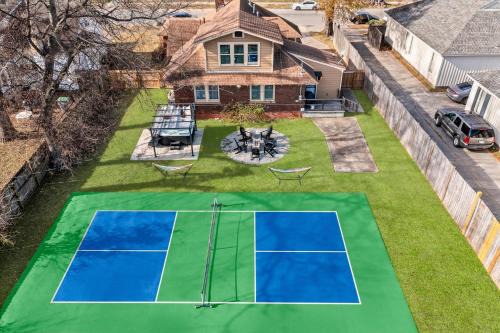 Midtown Casa | Pickleball Court Ev Power Dock Hot Tub Pool Table