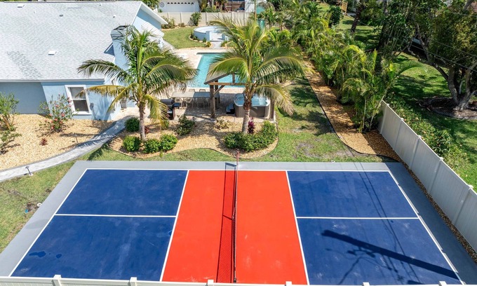 Bradenton Casa | Pickleball Paradise | Pool! Hot Tub! Game Room!
