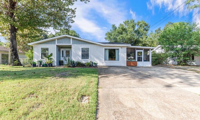 Fort Walton Beach Casa | Pickleball Pets Ping-Pong Fire Pit 2m to Beach