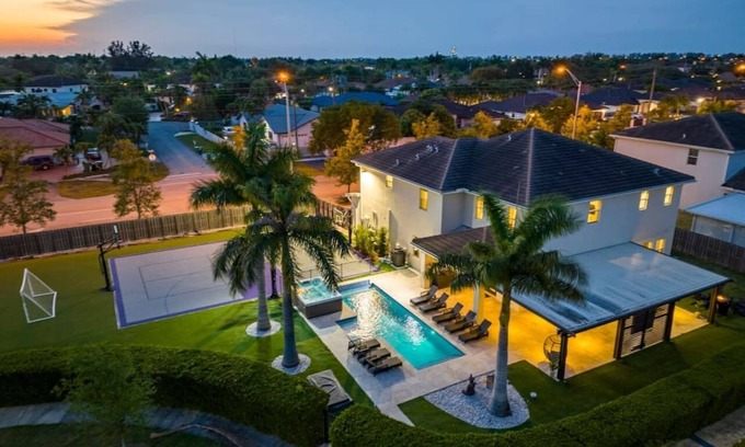 Ludlam Casa | Pickleball/Soccer Field/Pool