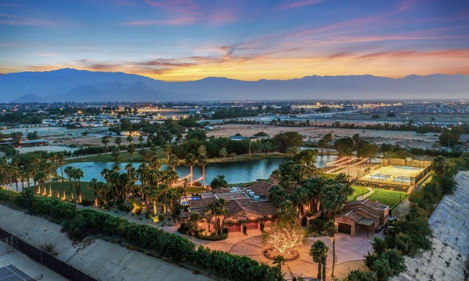Indio Casa | Desert Ridge Estate Alquiler temporal de Lujo - Su Resort privado con un lago privado