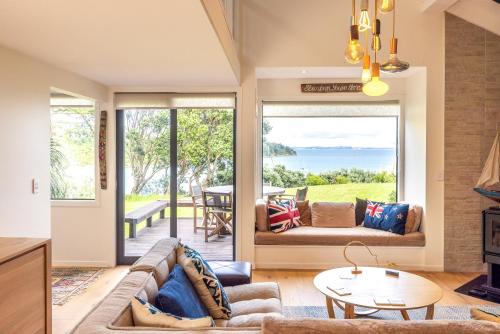 Surfdale Casa | Picnic Bay Hideaway - Be My Guest Waiheke