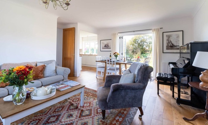 New Forest District Cabaña | Picture perfect cottage 30 minute walk from wild beach or 10 minutes walk to pub