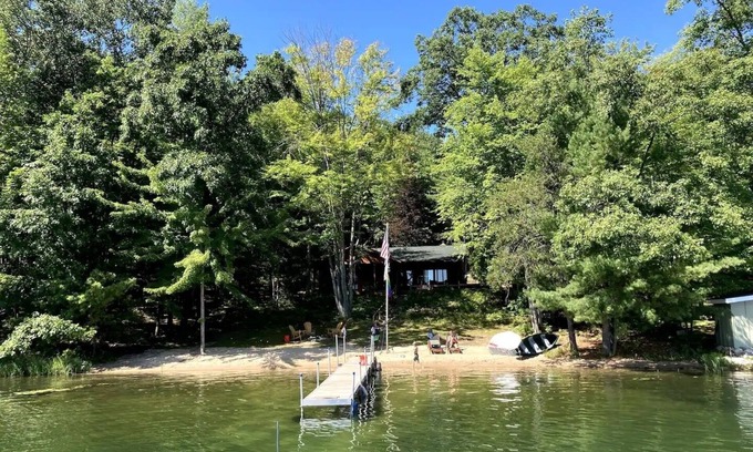 Mayfield Cabaña | Picture-Perfect Lakeside Cottage with Hot Tub