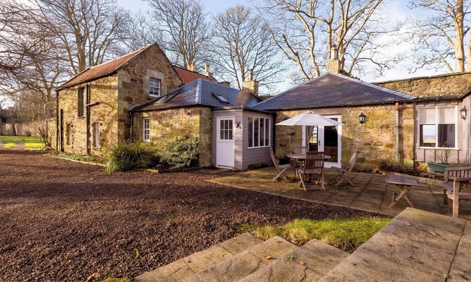 Aberlady Cabaña | Picturesque 3-bedroom historic cottage, set in beautiful grounds. Sleeps 6.
