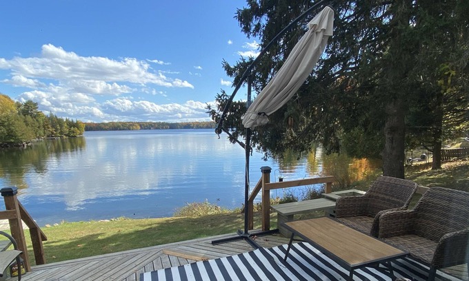 Rideau Lakes Cabaña | Picturesque waterfront cottage on beautiful bay, close to Westport