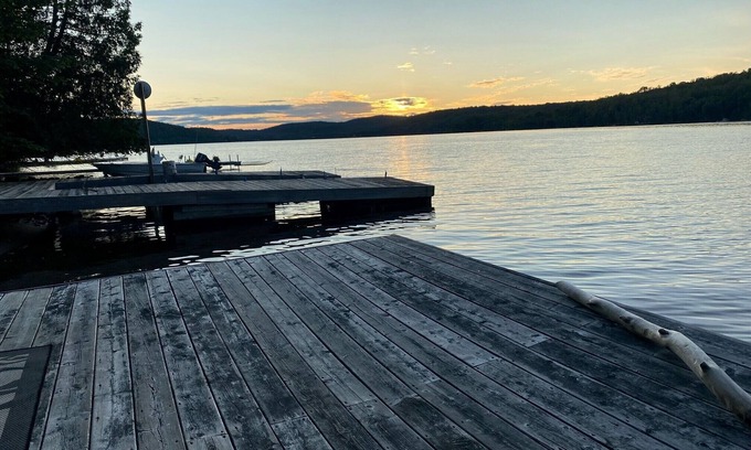 Feronia Cabaña | Picturesque Cottage w/ hot tub on Trout Lake